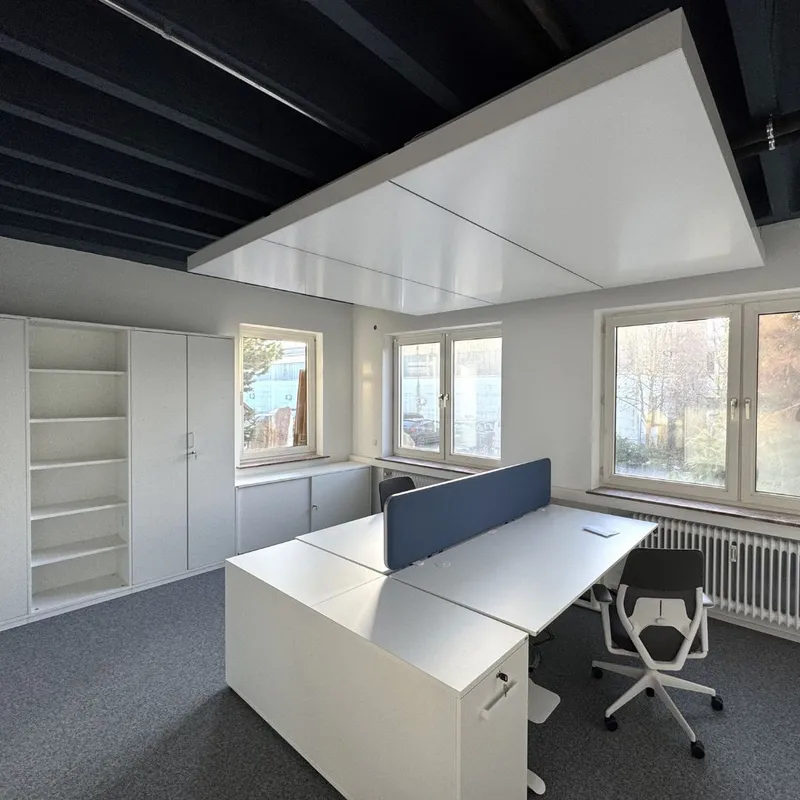 Großraumbüro der EHP GmbH mit schwebenden interpanel Klimaleuchten unter schwarzer Sichtdecke