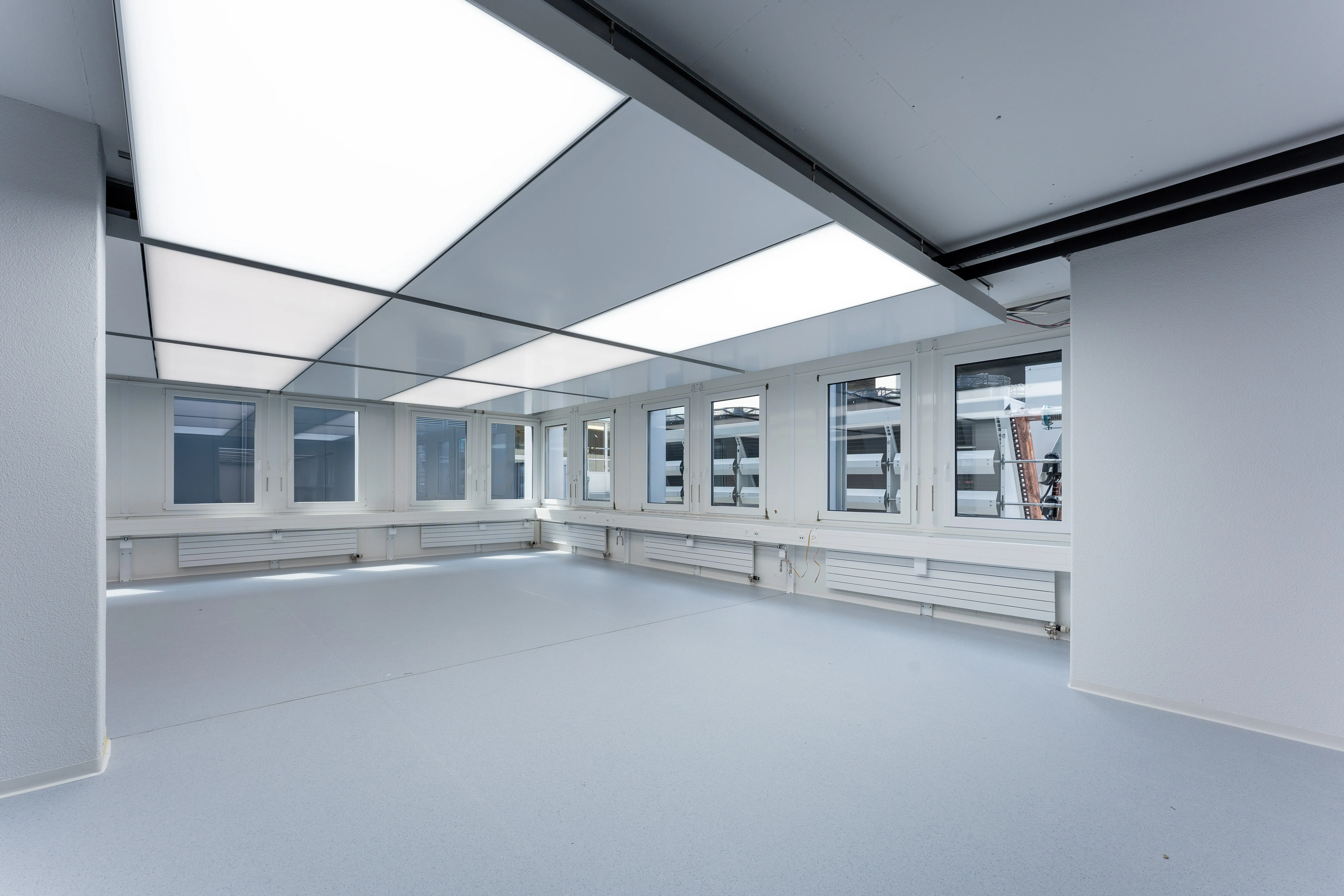 Bruker AG Firmenzentrale, Großraumbüro mit Klimaleuchten und Sichtbetondecke