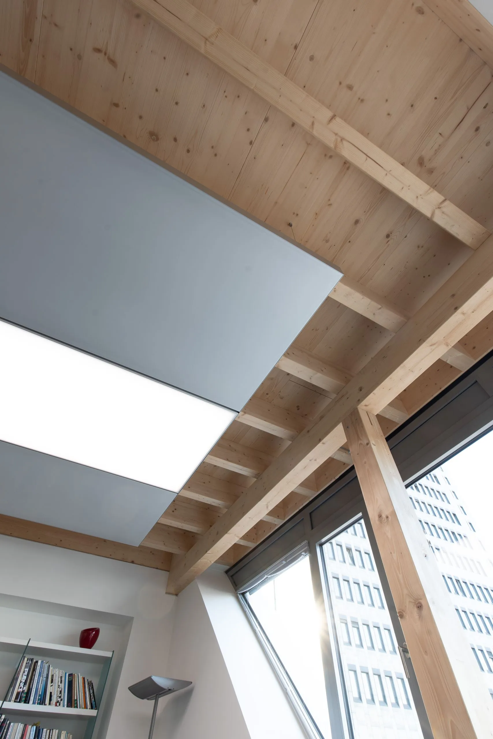 ABW Architekten Düsseldorf, Klimaleuchte vor Holzbalkendecke