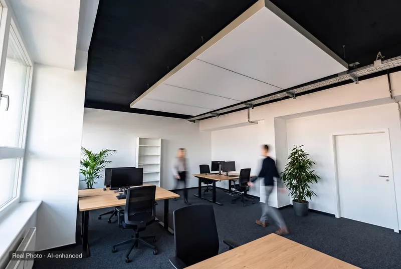 Mit KI bearbeitete Aufnahme: Büro im 4. Obergeschoss mit interpanel Deckensegel unter schwarzer Decke, Arbeitsplätze und Personen in Bewegung