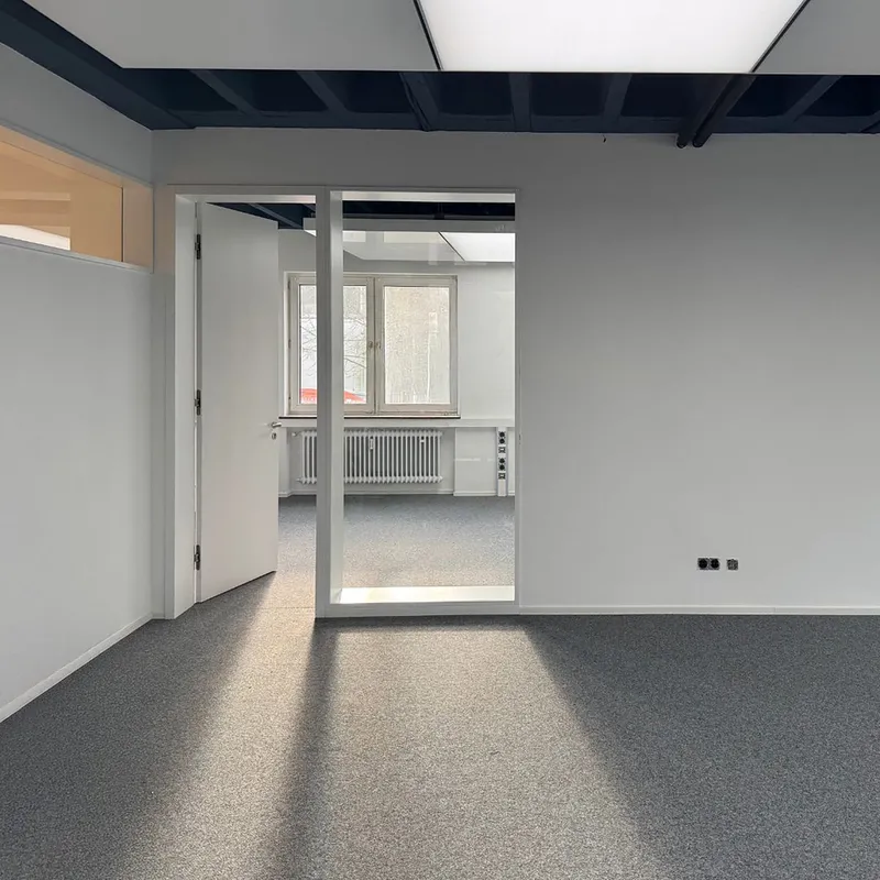 Büro mit Glastrennwand und interpanel Deckensegel unter offener Sichtdecke, natürliche Fensterlüftung