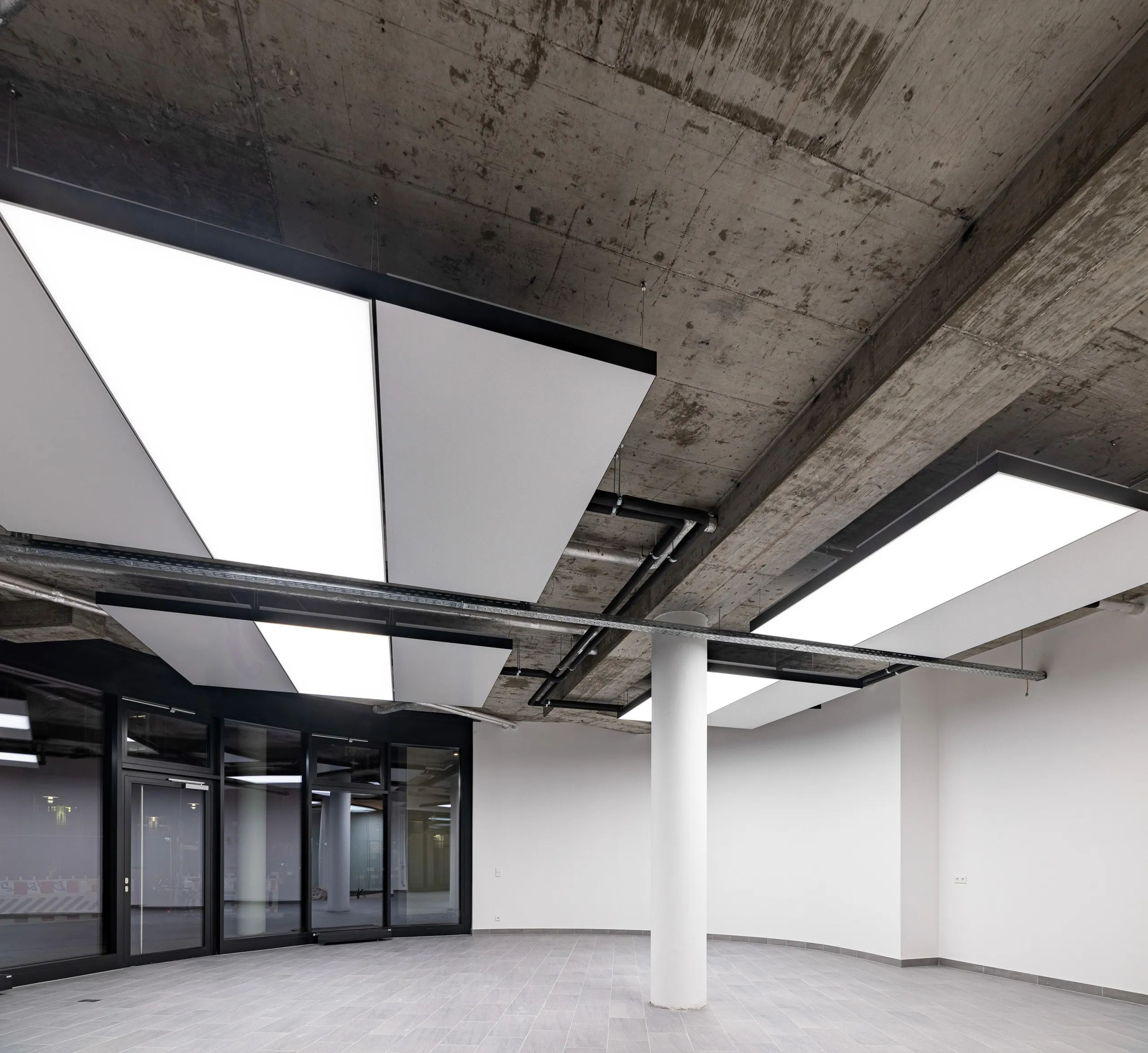 Bürofläche mit interpanel Deckensegeln bei Cresco Real Estate Berlin