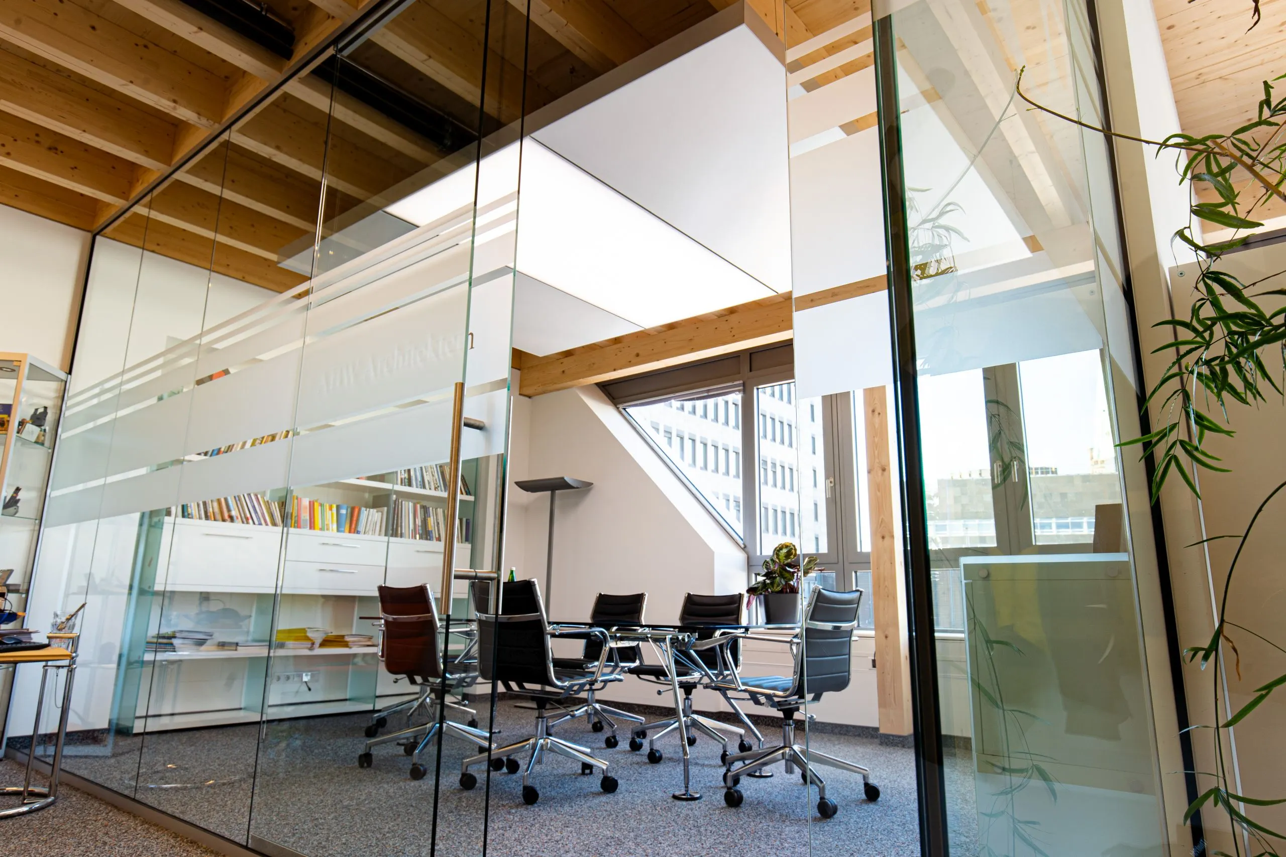 Konferenzraum mit Glastrennwand und Klimaleuchte, ABW Architekten Düsseldorf
