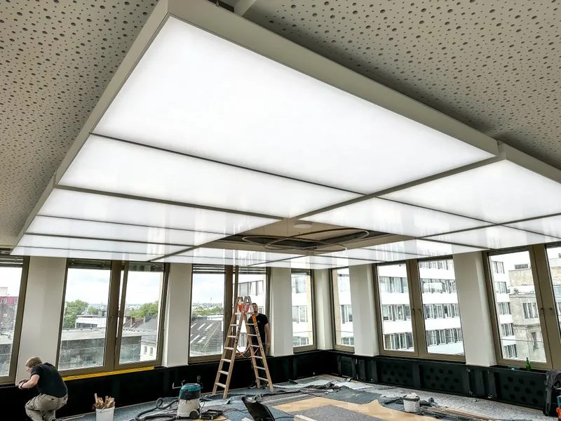Leuchtendes Lichtfeld aus 16 interpanel Klimaleuchten während des Ausbaus des Vorstands-Besprechungsraums