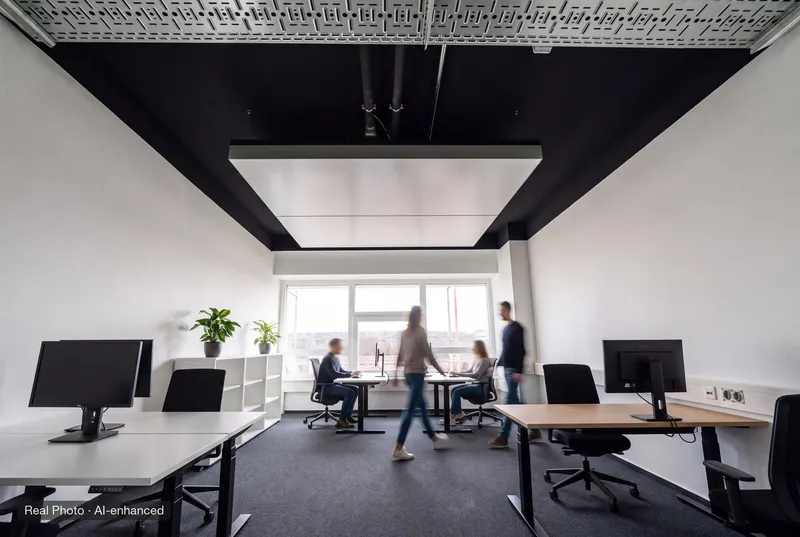 Mit KI bearbeitete Aufnahme: Büroraum mit Fensterband, interpanel Deckensegel und Arbeitsplätzen auf dunklem Teppich