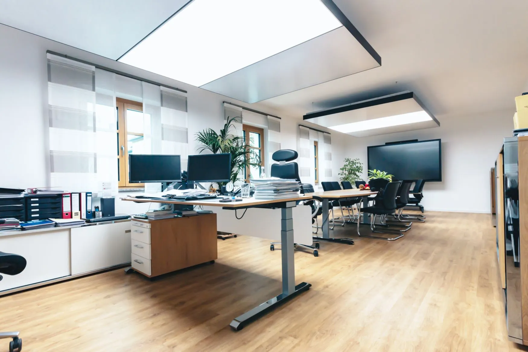 Büro mit zwei großflächigen interpanel Klimaleuchten als Deckenlicht über den Arbeitsplätzen, Projekt VBG Straubing
