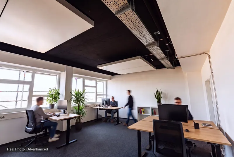 Mit KI bearbeitete Aufnahme: Büro mit Fensterfront, interpanel Deckensegel unter der schwarzen Decke und Arbeitsplätzen