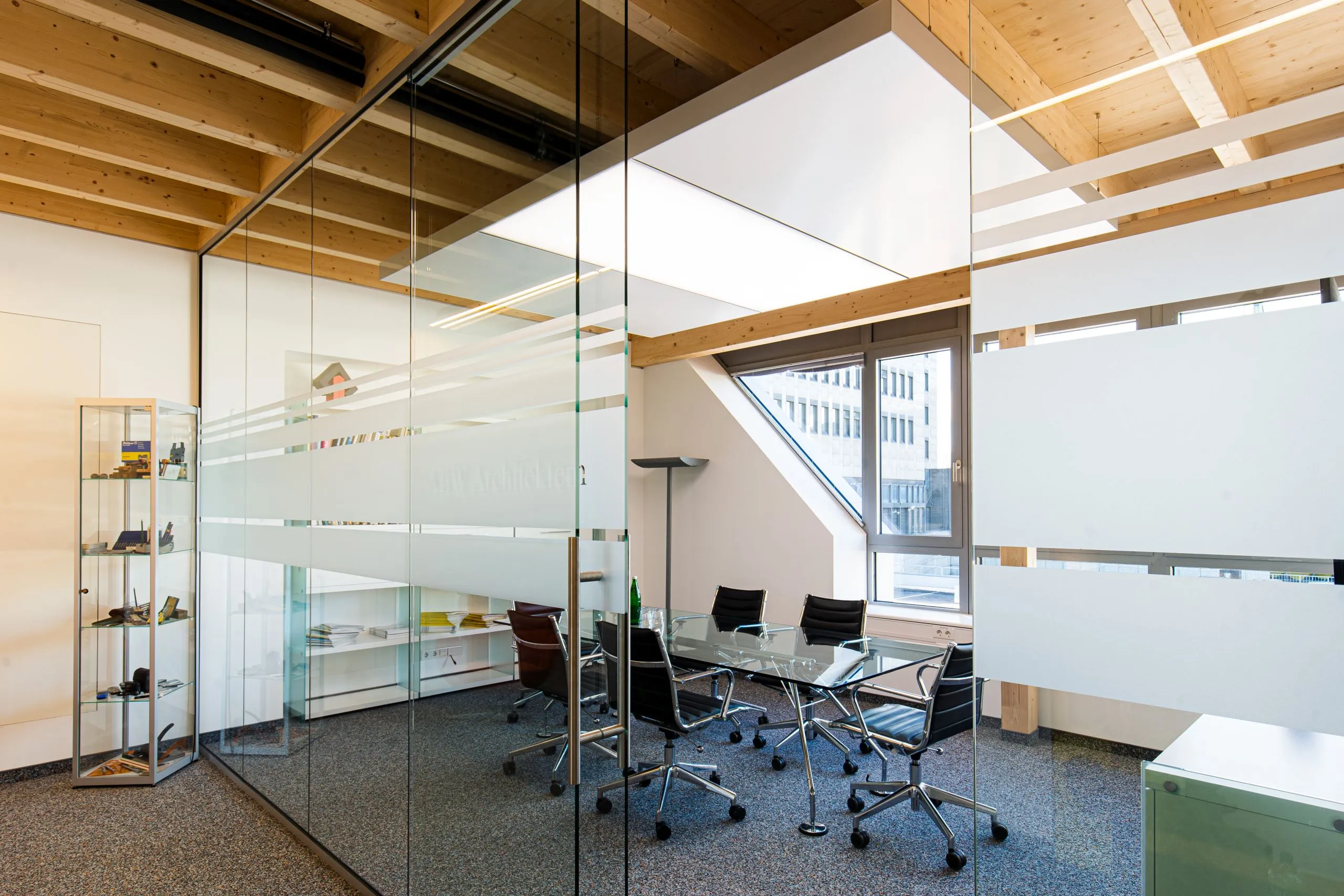 ABW Architekten Düsseldorf, Bürofläche mit Klimaleuchten und Glaswand