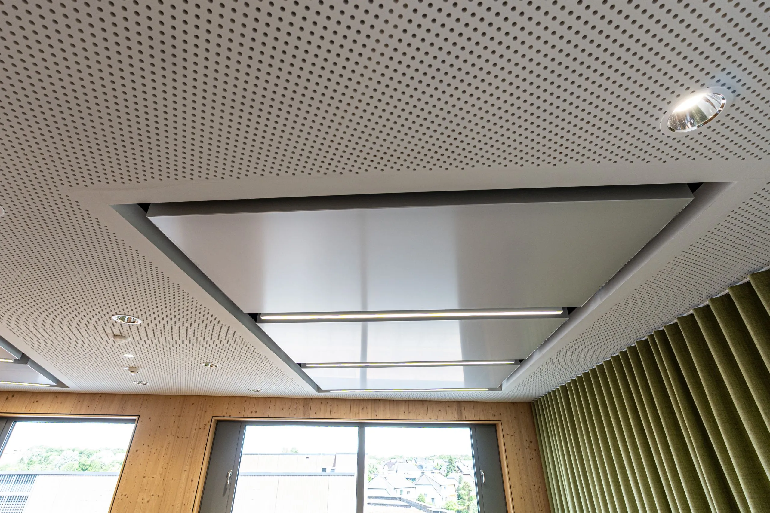 interpanel Deckensegel als thermisch aktive Strahlungsfläche, in eine Akustikdecke integriert