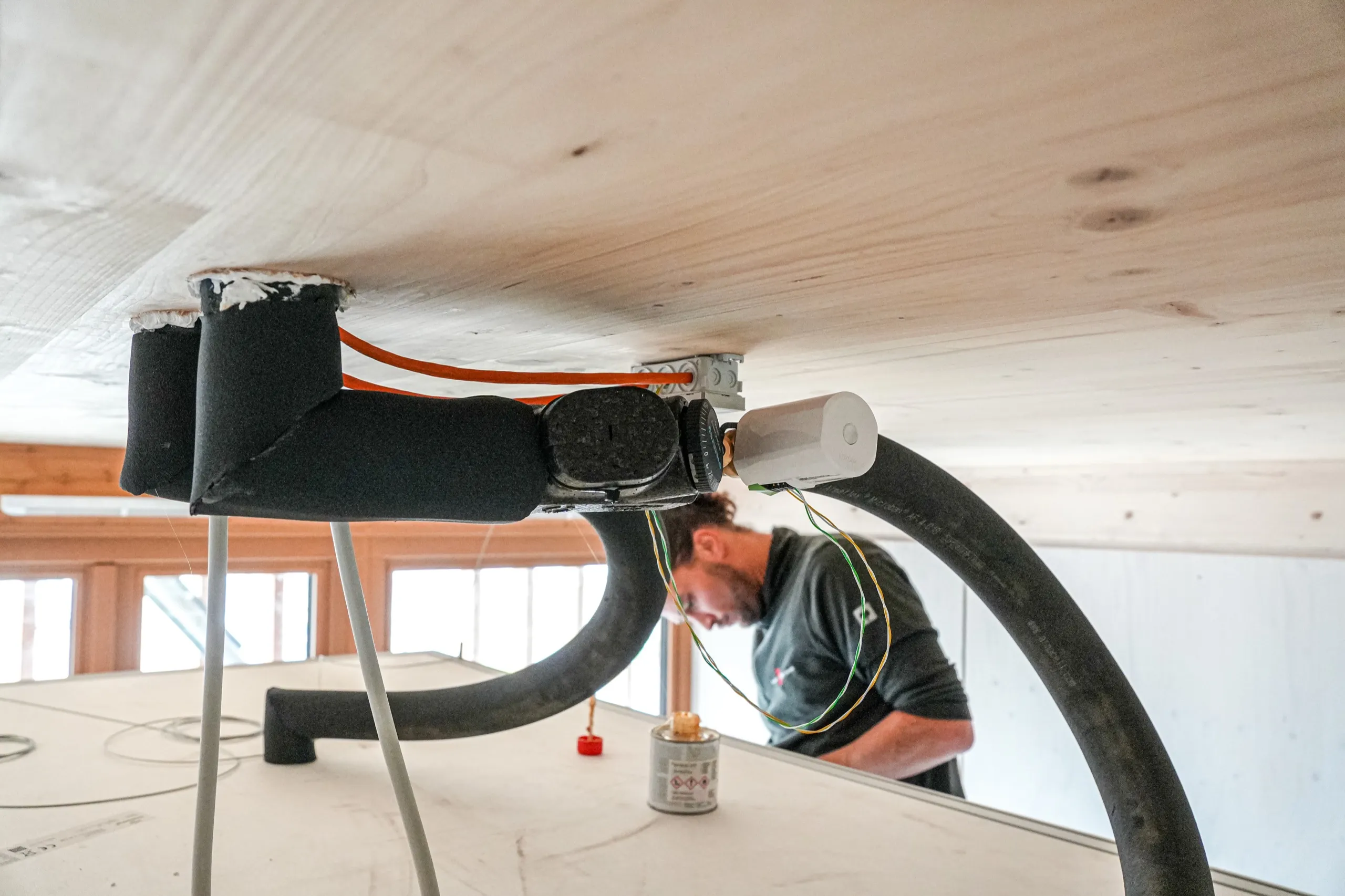 Versorgungsanschluss eines interpanel Deckensegels mit Hydraulik und Elektroverkabelung