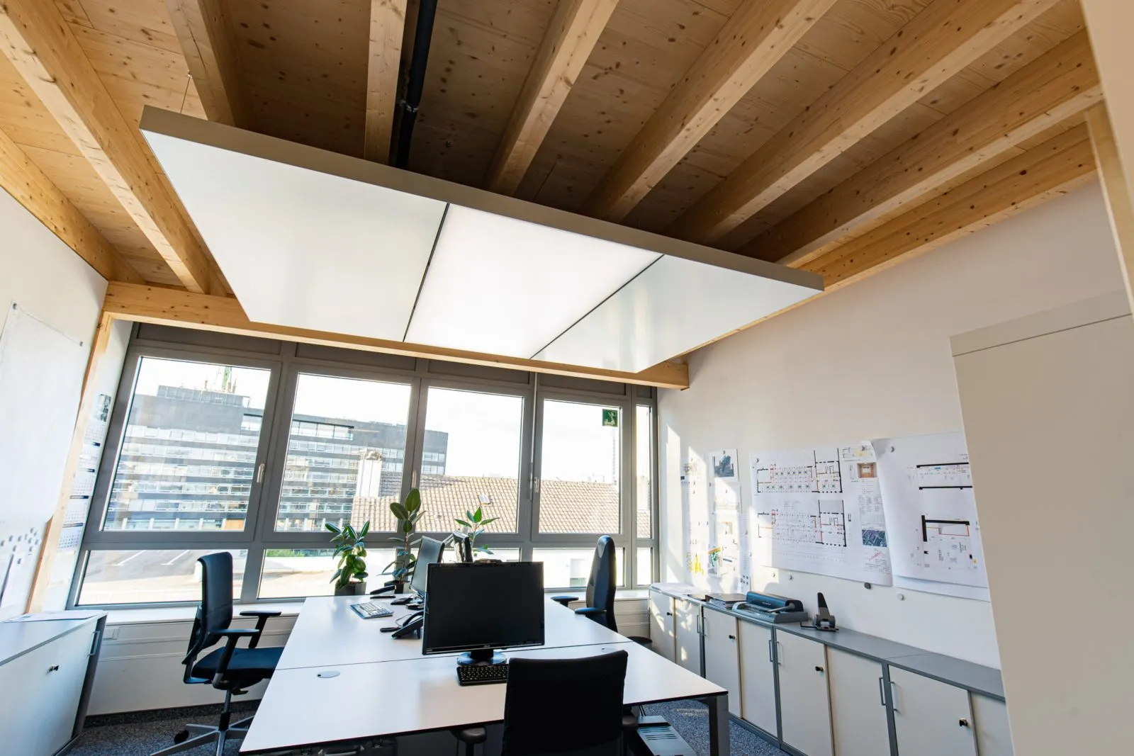 Heiz- und Kühldecke mit Licht und Akustik in einem Büro
