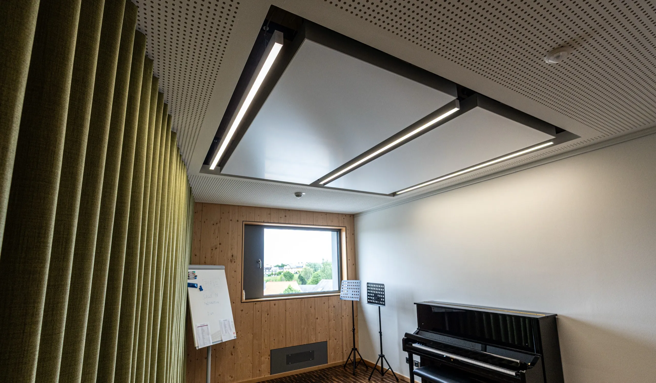 Musikraum der Musikschule Mamer in Luxemburg mit interpanel Akustikleuchten und Akustikdecke