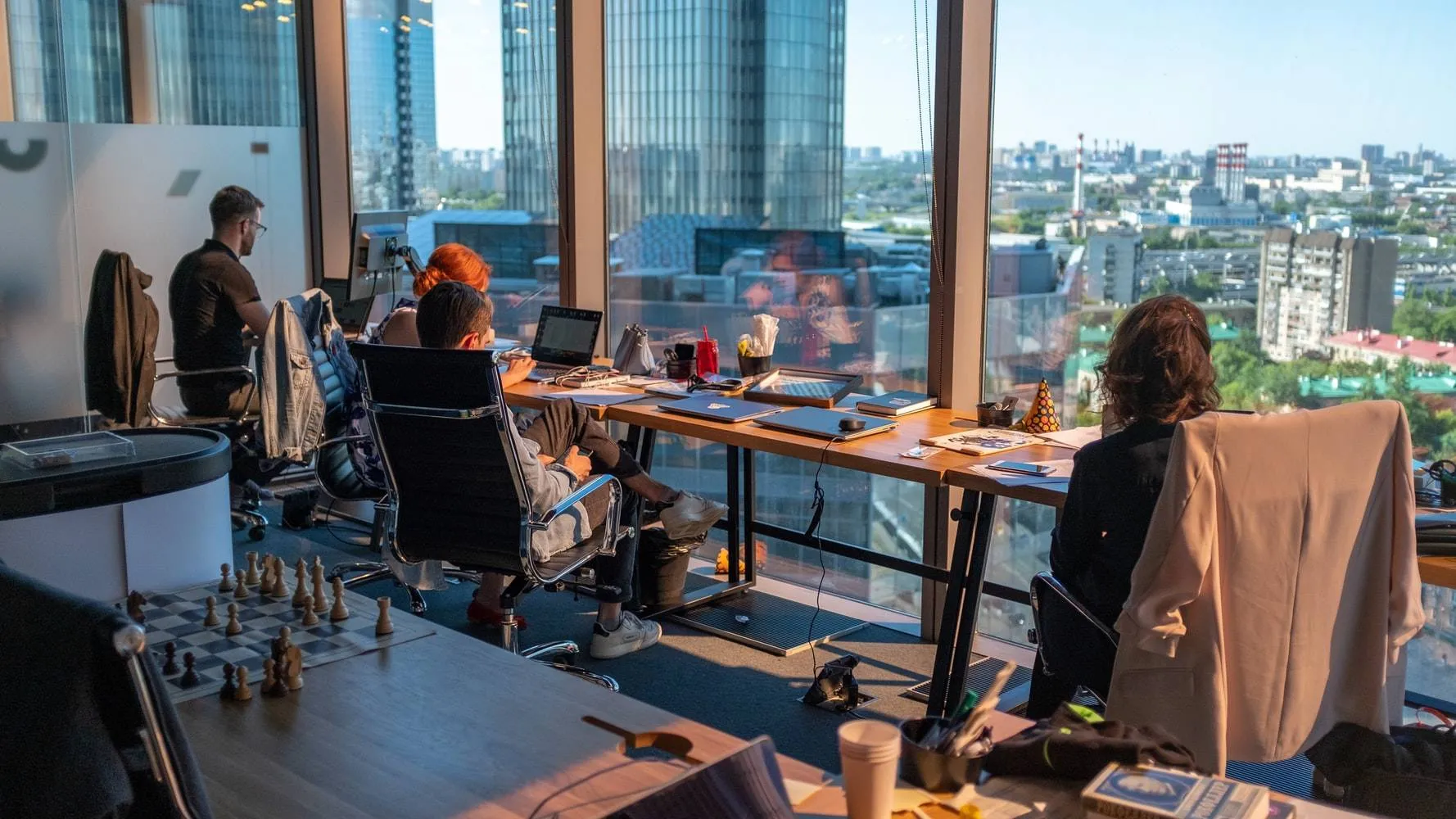 Arbeitsplatz hinter einer Glasfassade mit hoher Sonneneinstrahlung