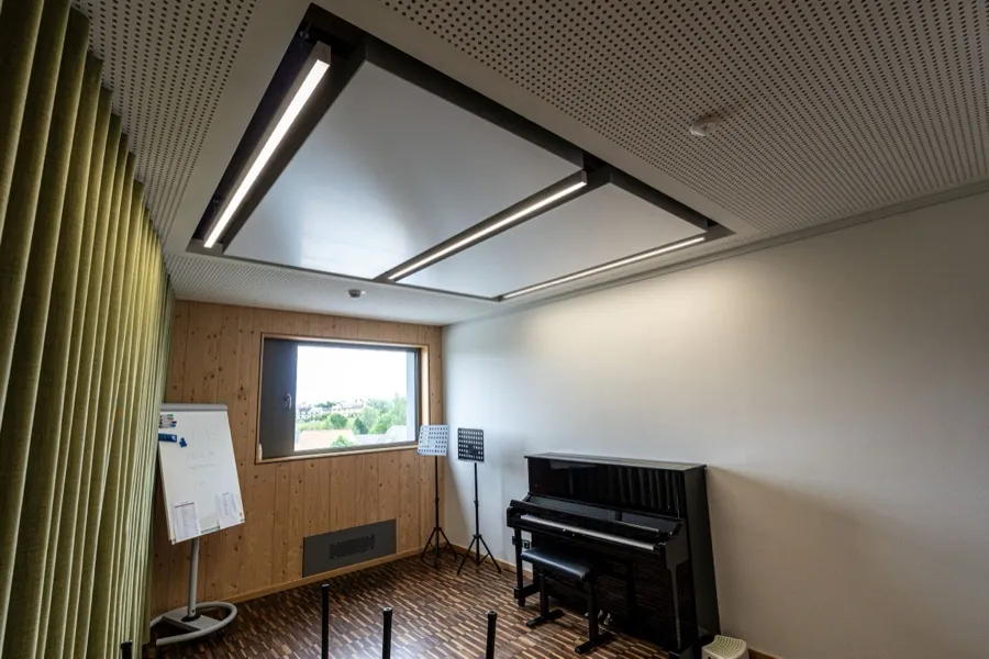 Unterrichtsraum mit interpanel Klimapanels und Akustikdecke