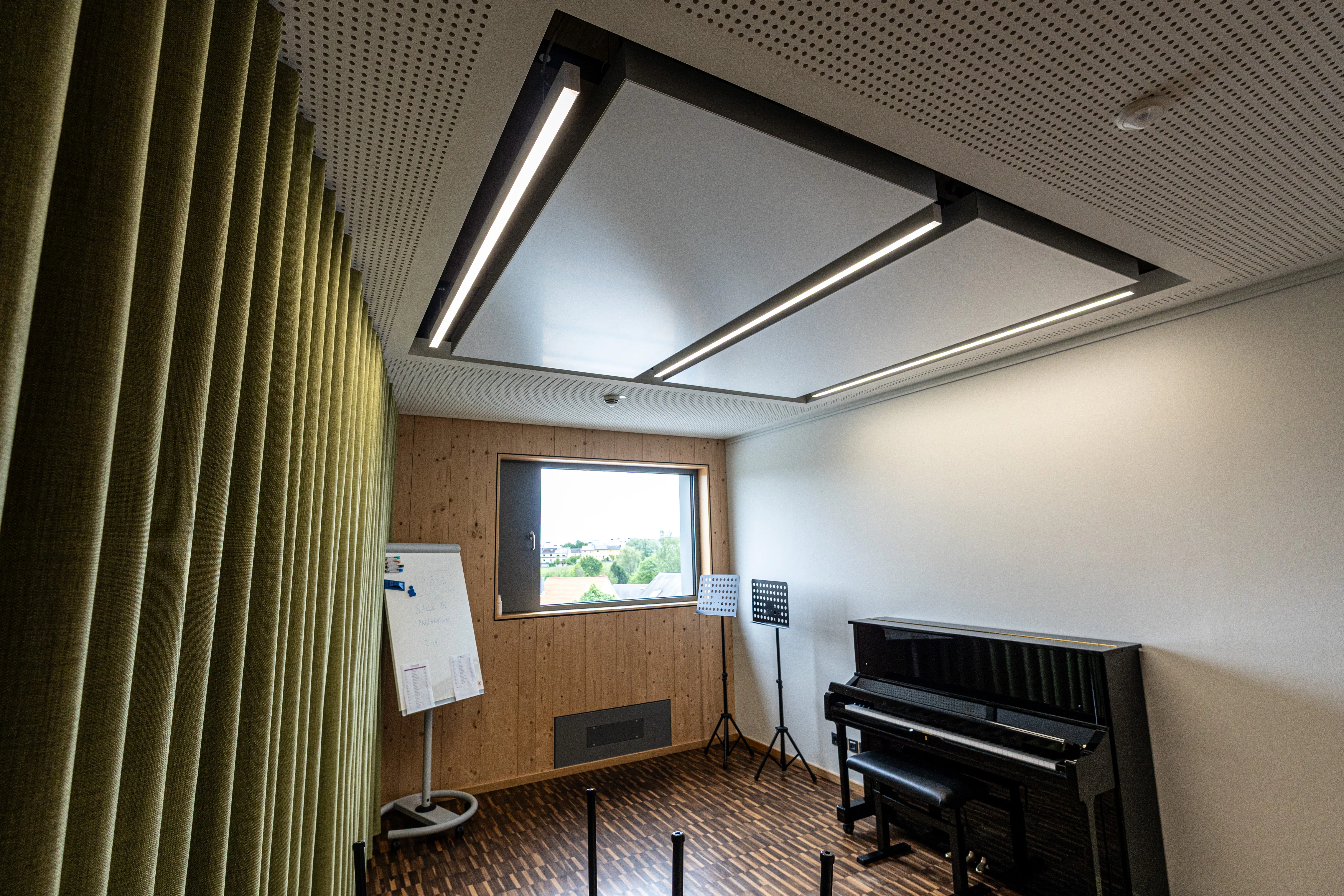 Musikraum mit interpanel Klimapanels und akustischem Vorhang, Musikschule Mamer