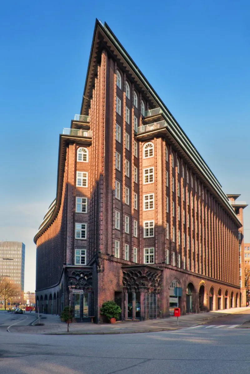 Chilehaus Hamburg, markante Schiffsbug-Ecke des Kontorhauses im Abendlicht, Standort der interpanel Klimapanel Nachrüstung
