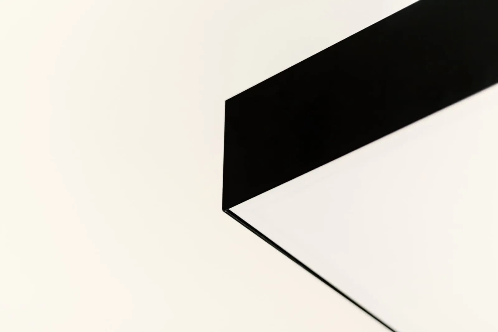 Makro der anthrazitfarbenen Aluminium-Blende eines interpanel Klimapanels vor hellem Grund