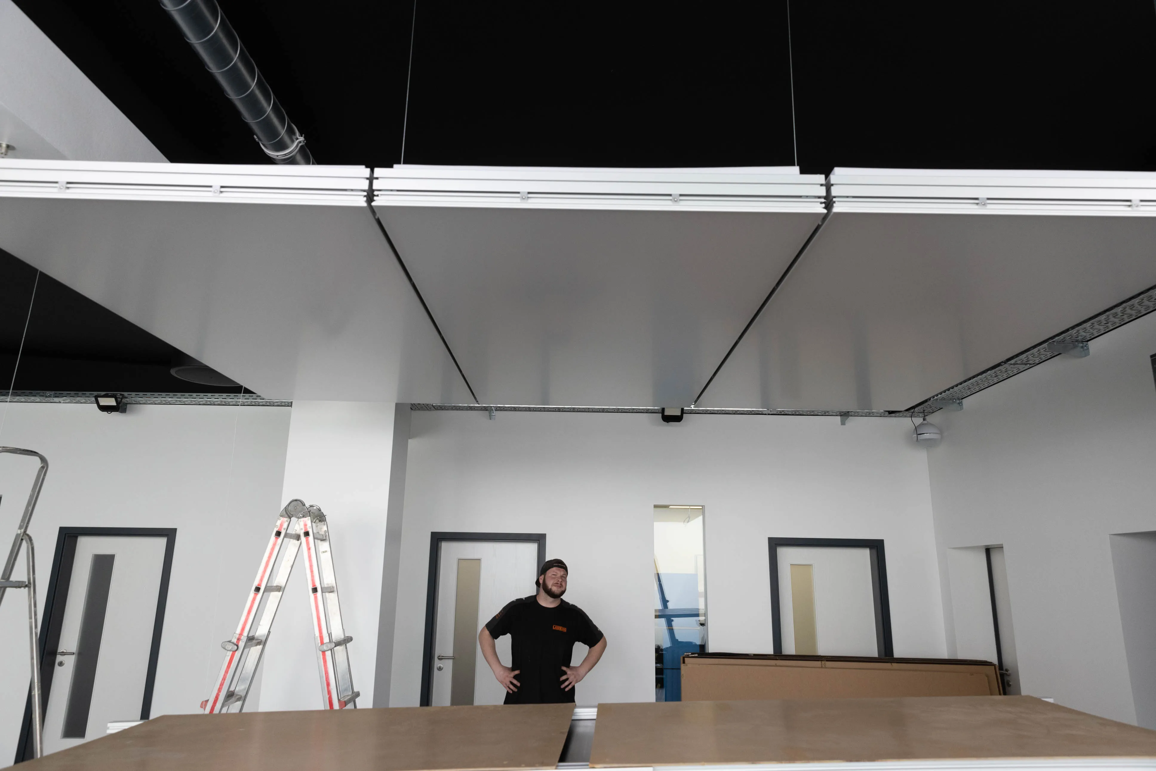 Montage eines interpanel Deckensegels durch einen Fachbetrieb auf der Baustelle