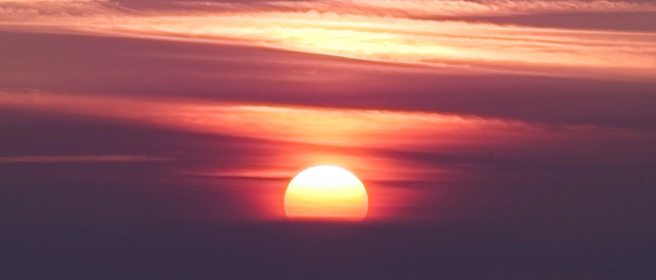 Tiefstehende Sonne am Abendhimmel, das natürliche Vorbild des circadianen Lichtverlaufs