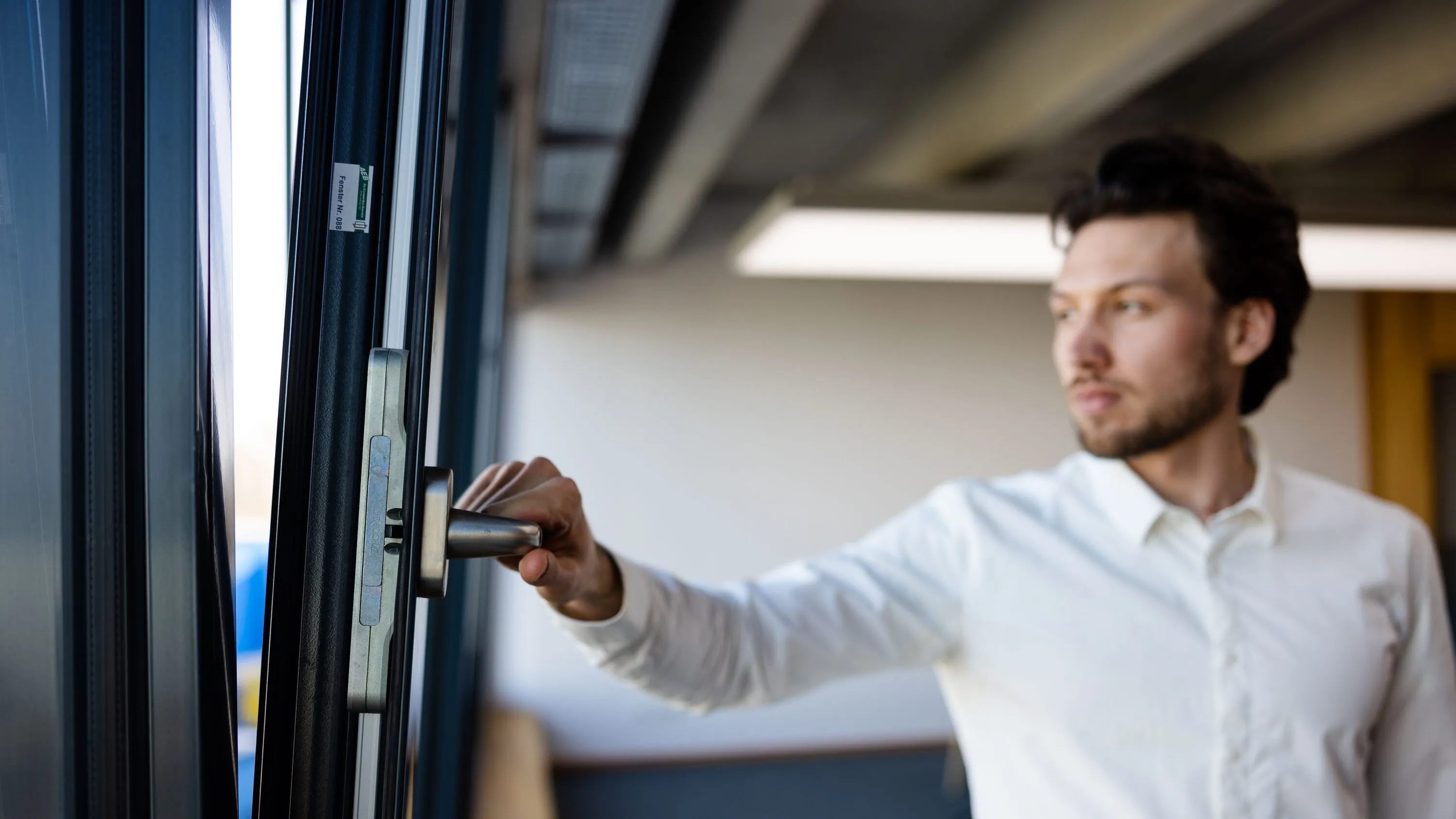 Mitarbeitende öffnen die Fenster im Büro