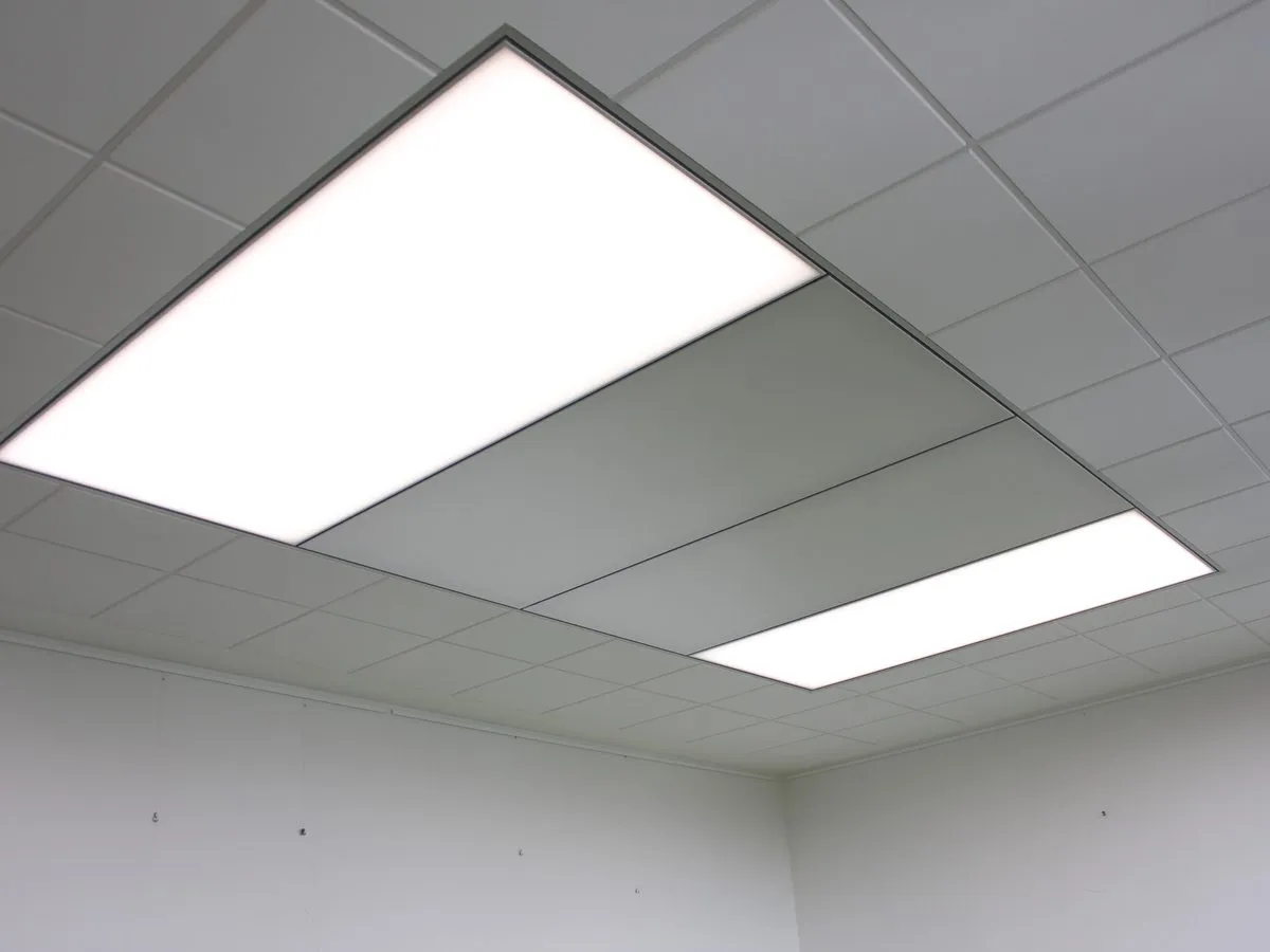 Flaechenbuendig in eine Rasterdecke integriertes interpanel Panel