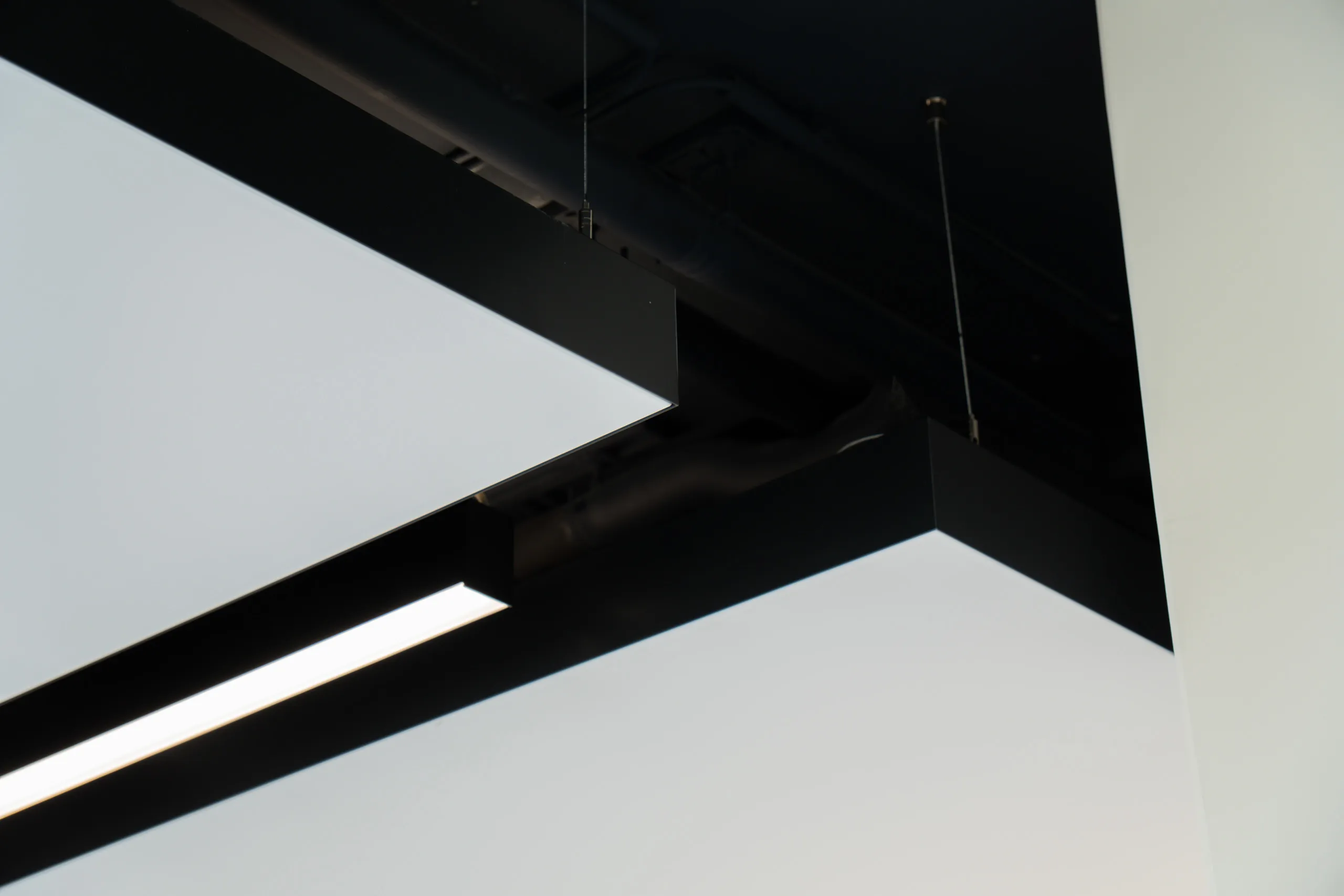 Detail der lösbaren Seilabhängung eines schwarzen interpanel Deckensegels, Friedrichscarée Stuttgart