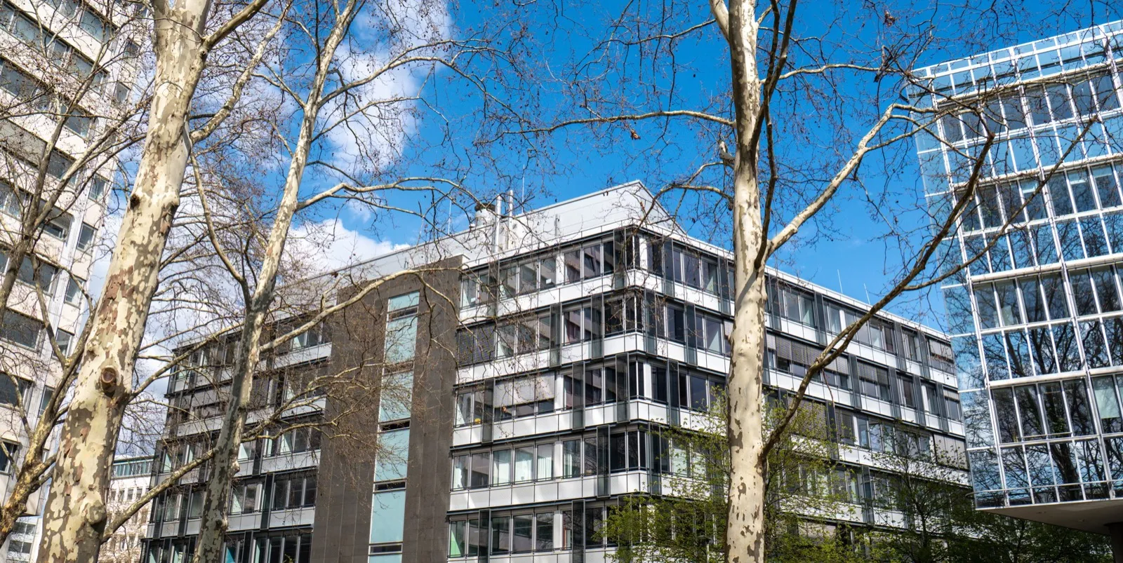 Bürogebäude mit strahlungsbasierter interpanel-Kühlung