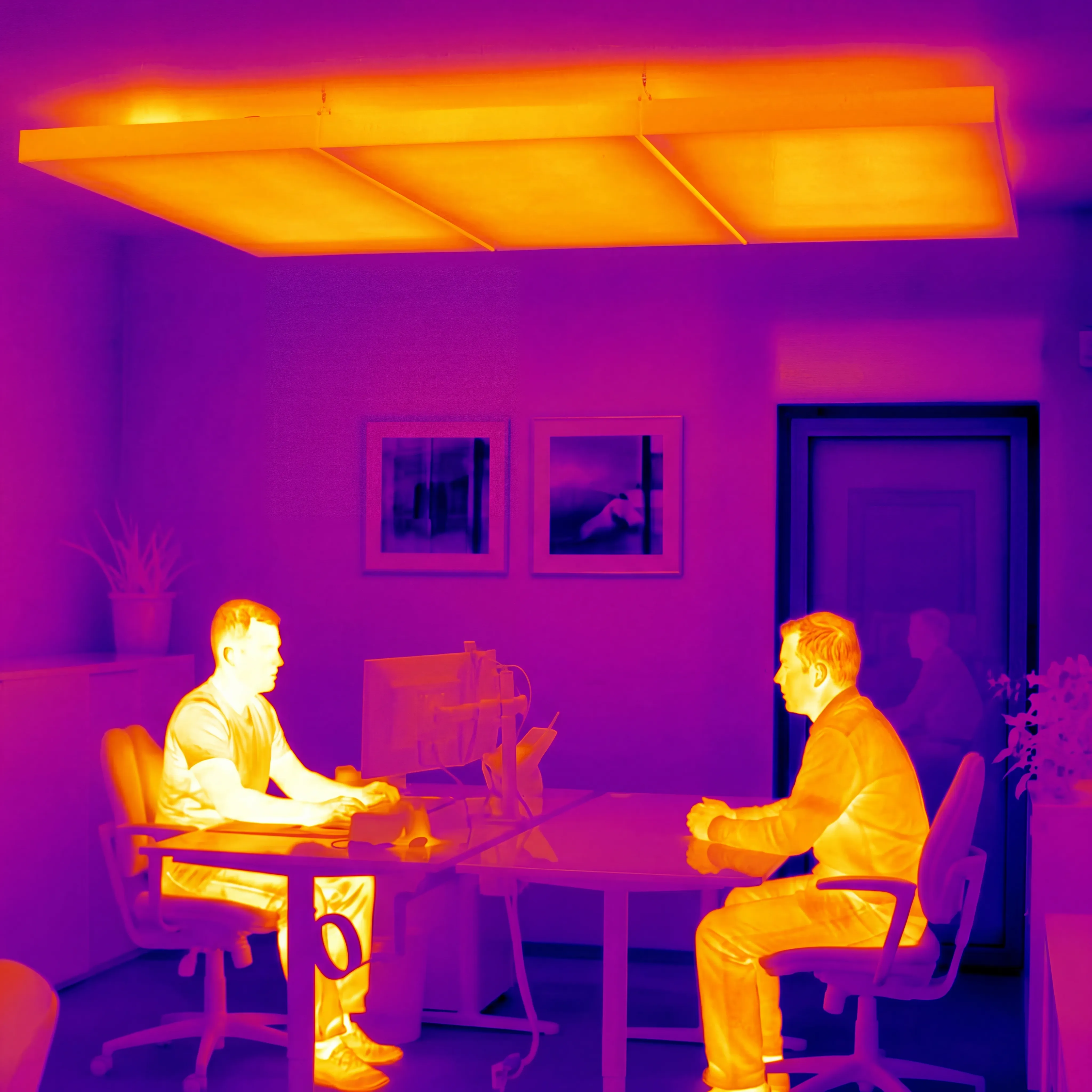 Thermografie eines Büros: das interpanel Klimapanel an der Decke strahlt Wärme nach unten ab