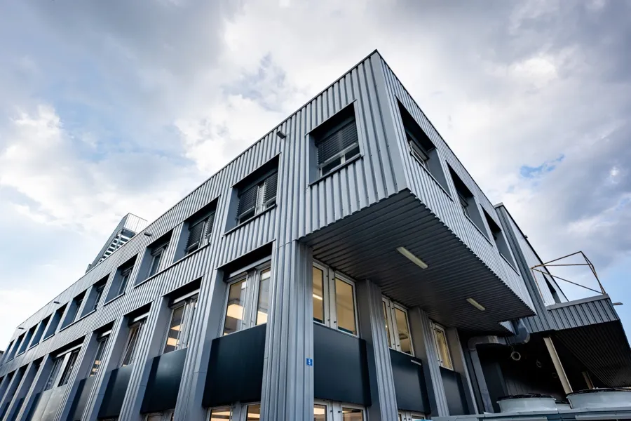 Sanierte Bürofläche im Bestand mit interpanel Klimaleuchten