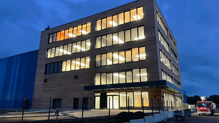 Großraumbüro im gewerblichen Neubau mit interpanel Deckensegeln