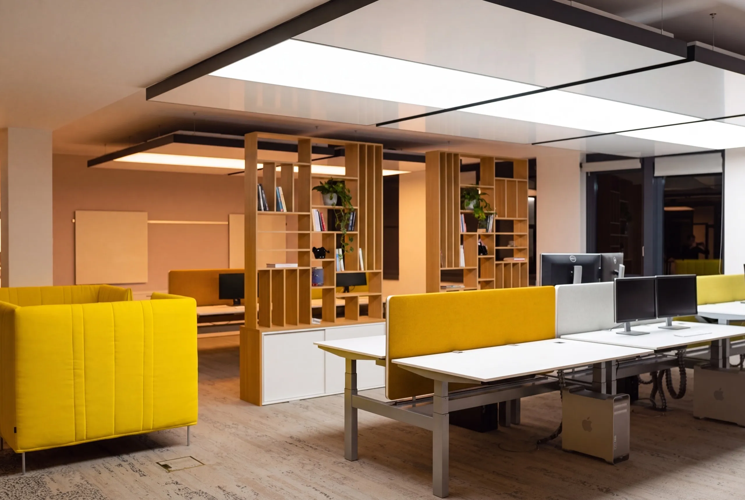 Leuchtende interpanel Klimaleuchten über Arbeitsplätzen im Büro der Sebastian Blum GmbH München