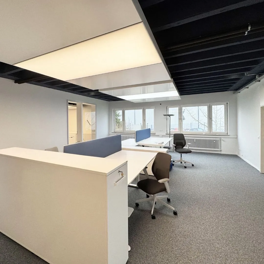 Großraumbüro der EHP GmbH in Illingen mit interpanel Klimaleuchten unter schwarzer Sichtdecke