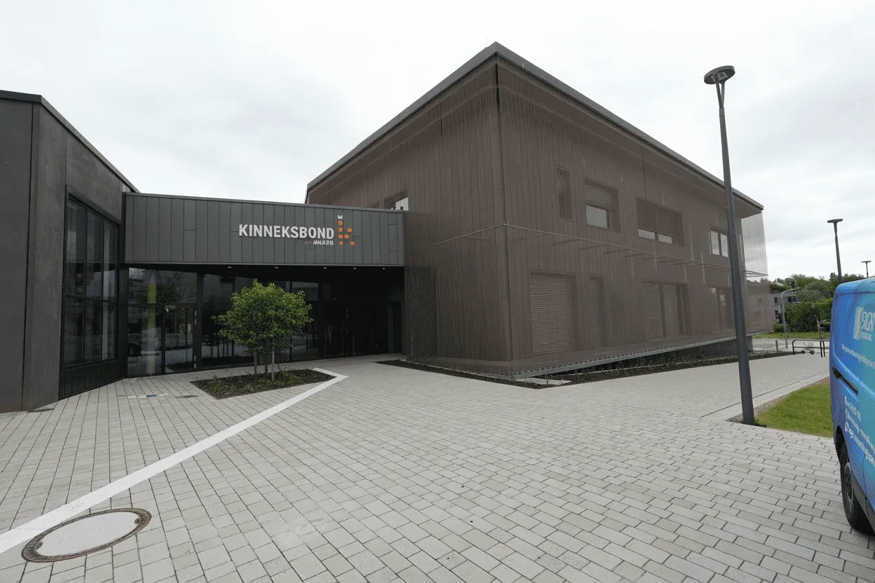 Außenansicht des Kinneksbond Cultural Center in Mamer mit der Musikschule