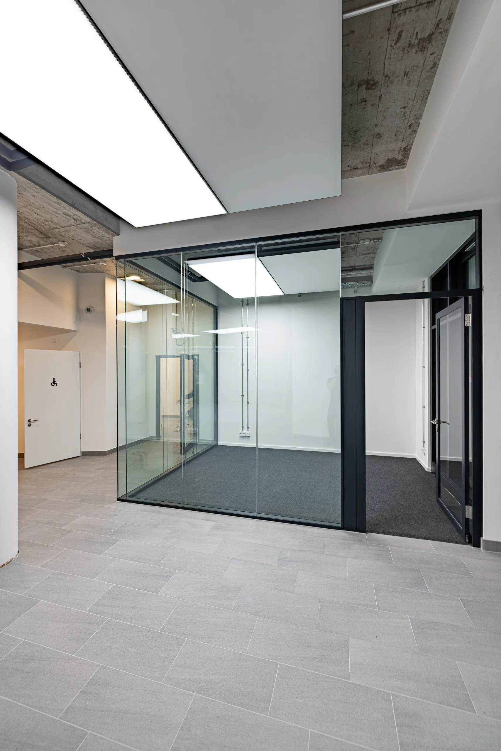 Glasbüro mit interpanel Klimaleuchte im Flur, Cresco Real Estate Berlin, Deckenkühlung in Bürosanierung