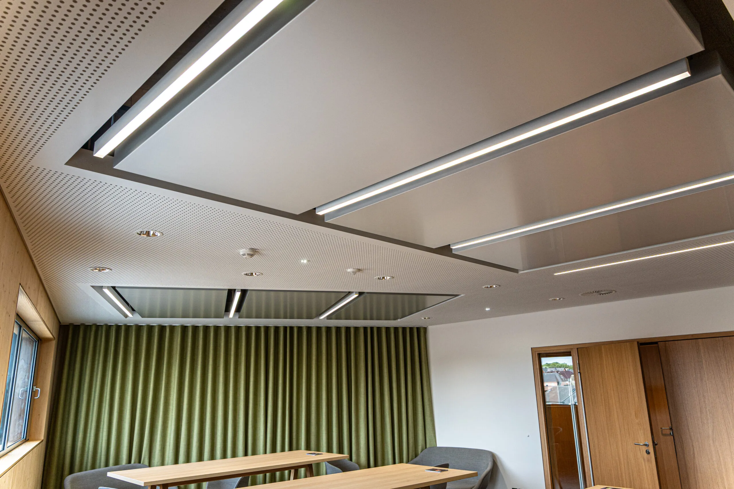 Projekt von Soclima mit interpanel Deckensystem