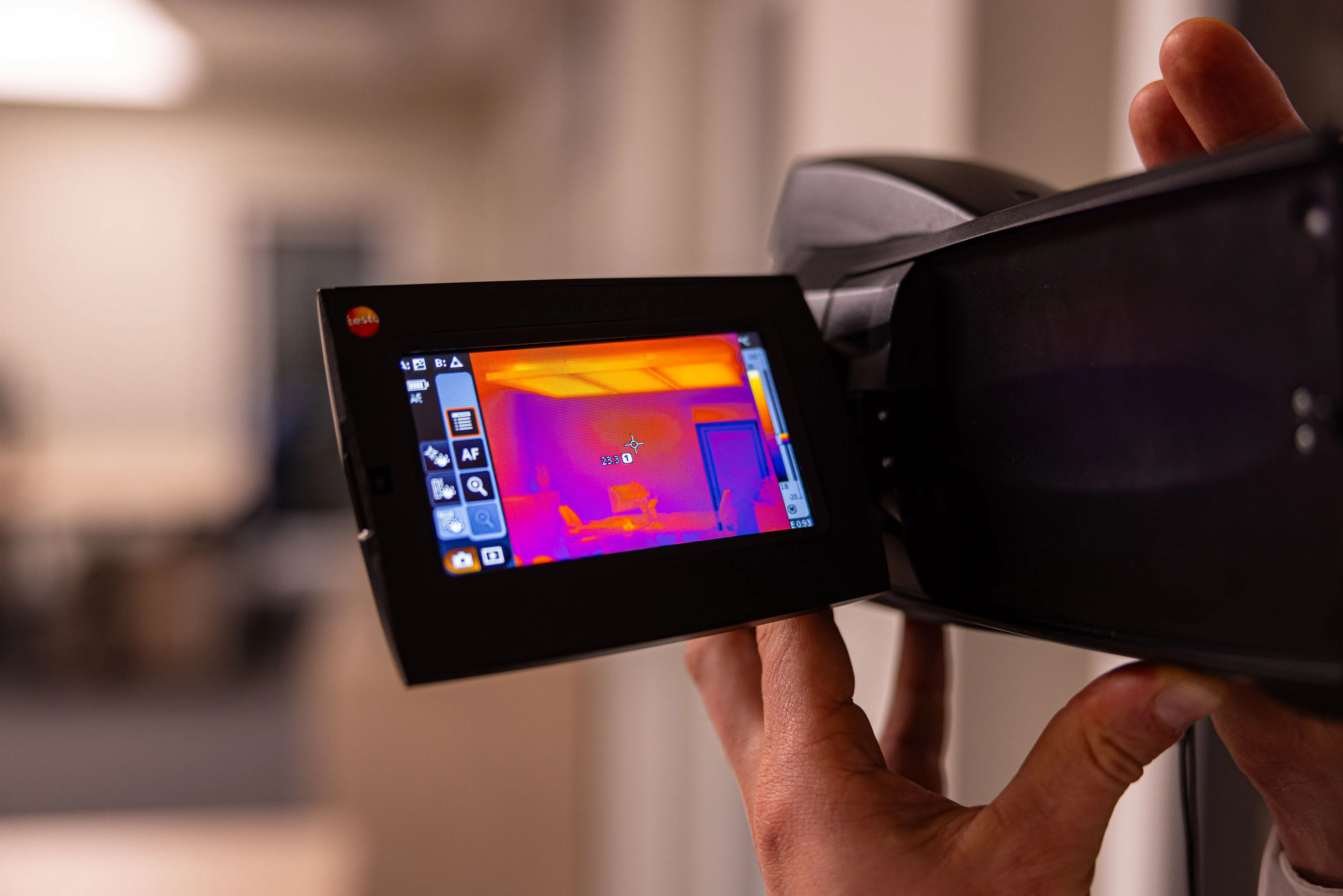 Inbetriebnahme: Thermografie-Aufnahme einer interpanel Decke mit einer Wärmebildkamera