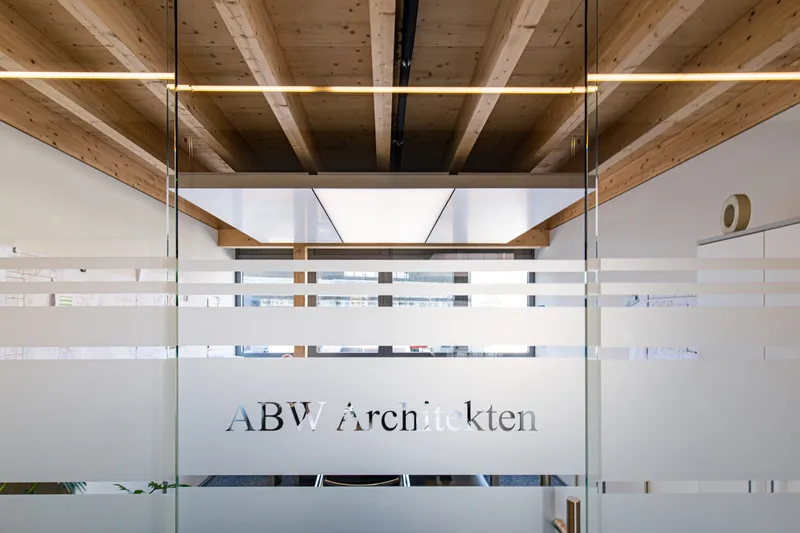 ABW Architekten Düsseldorf: Projektaufnahme mit interpanel Deckensegeln