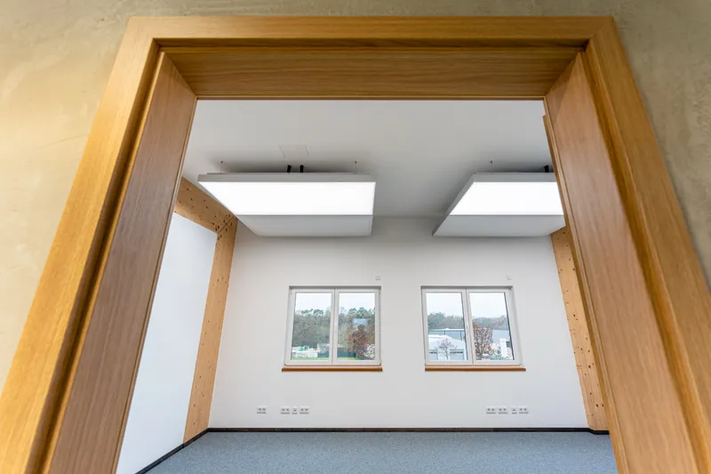 Eckbüro mit Balkontür und zwei interpanel Klimaleuchten