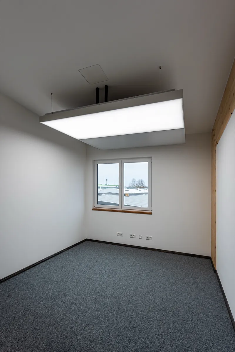 Büroraum mit einzelner interpanel Klimaleuchte