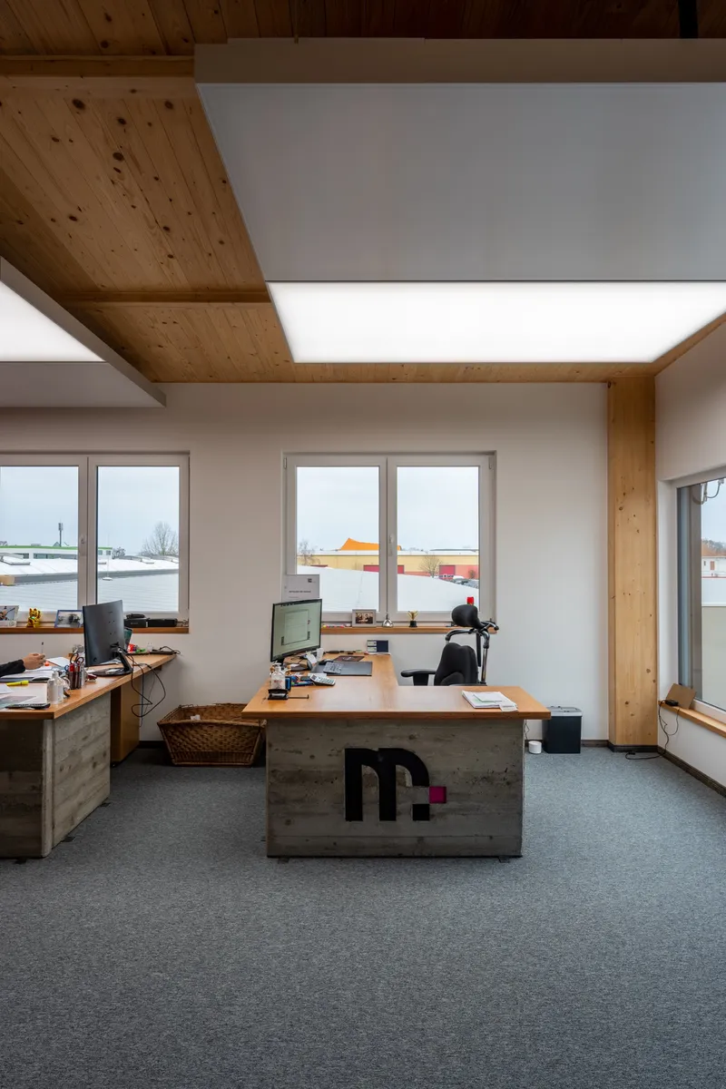 Einzelbüro mit interpanel Klimaleuchte und Fenster