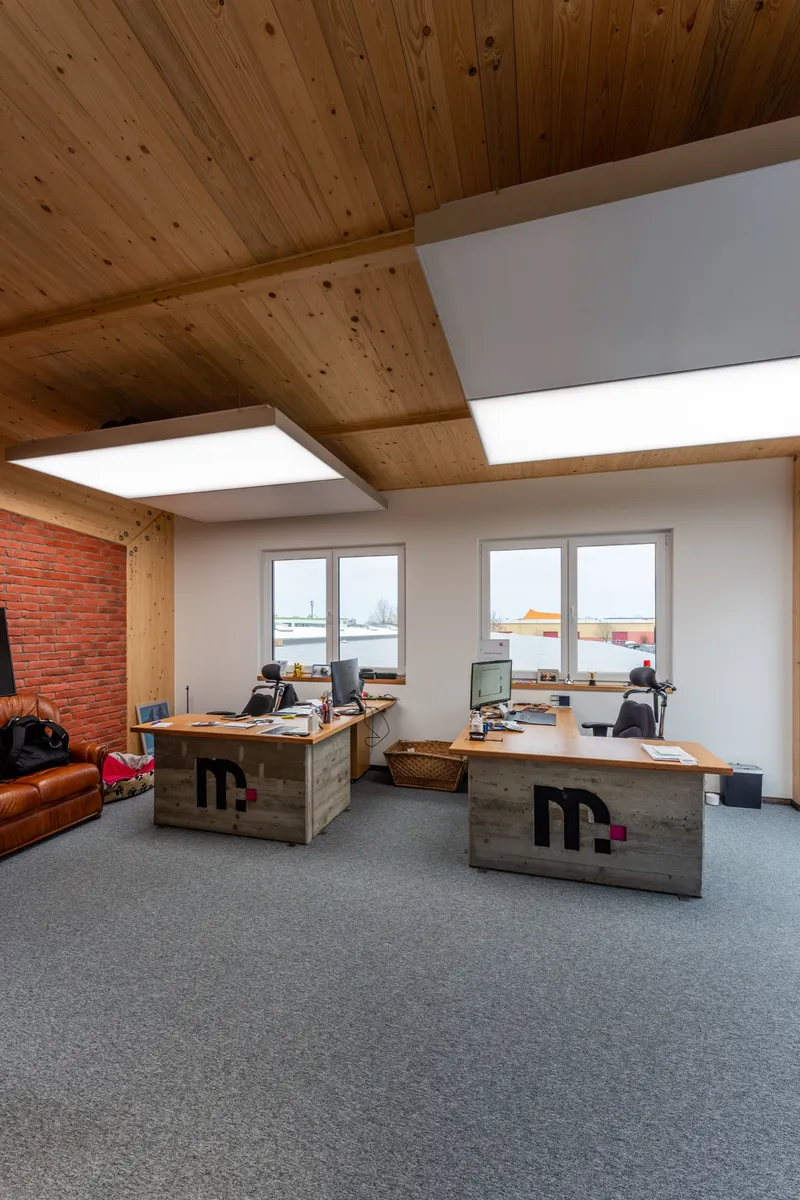 Flur mit Durchblick in ein eingerichtetes Büro