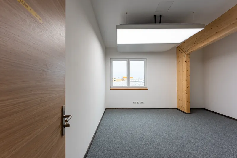 Einzelbüro mit interpanel Klimaleuchte, Holzecke und Eichentür