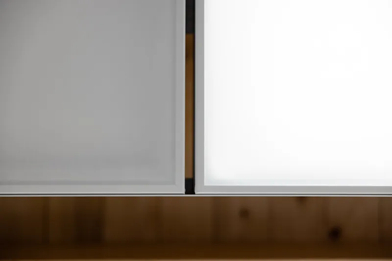 Helle Detailaufnahme: Fuge zwischen zwei interpanel Klimaleuchten