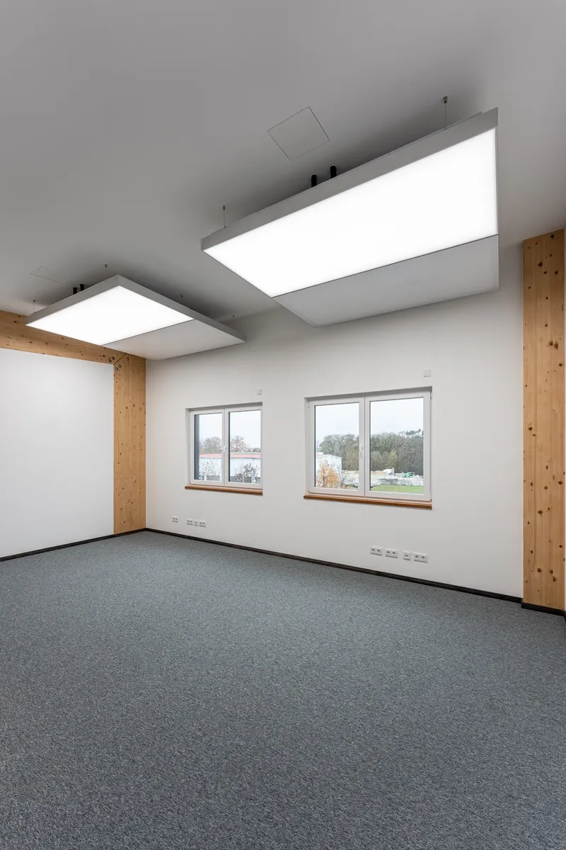 Büroraum mit Fensterfront und zwei interpanel Klimaleuchten