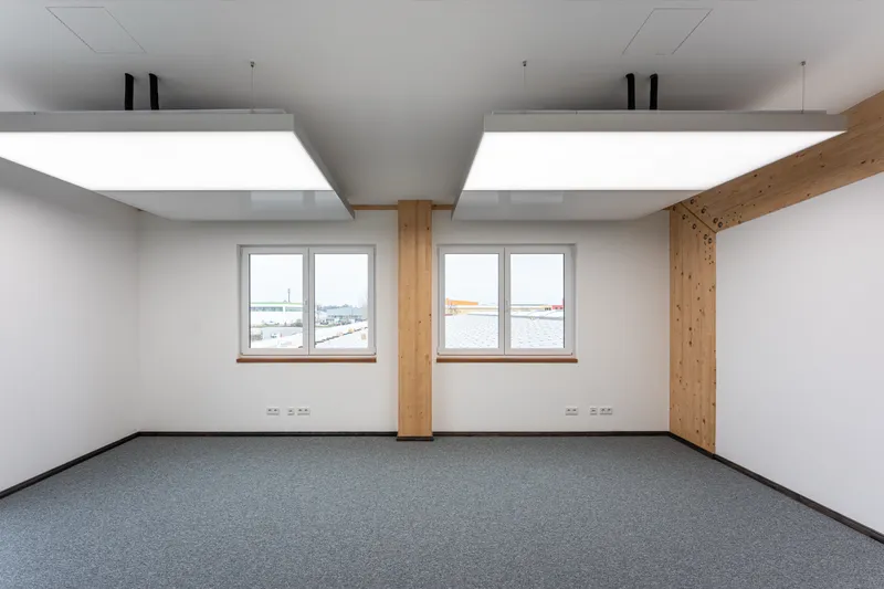 Flur im Holzbau mit grünem Teppichläufer und Sichtholz-Konstruktion