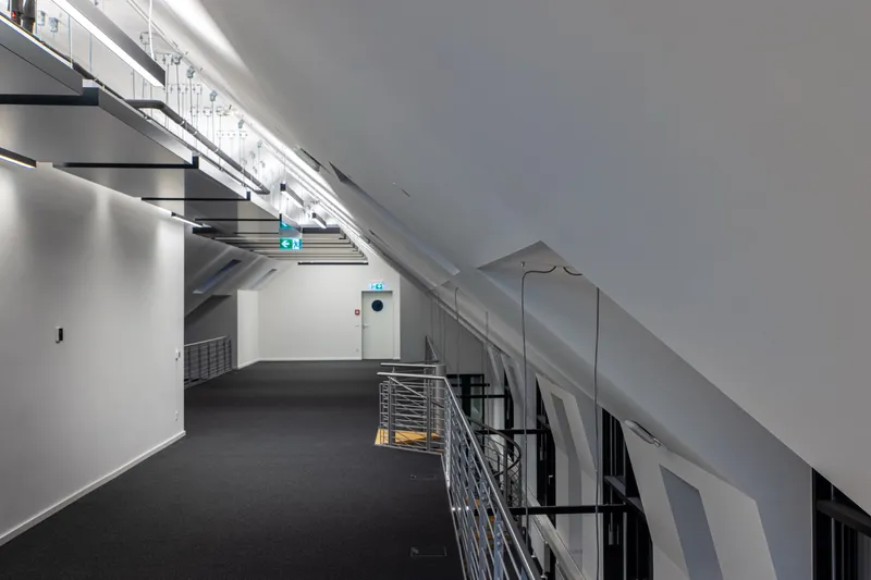 Cresco Real Estate Berlin: Projektaufnahme mit interpanel Deckensegeln