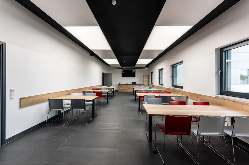 Cseri GmbH: Projektaufnahme mit interpanel Deckensegeln