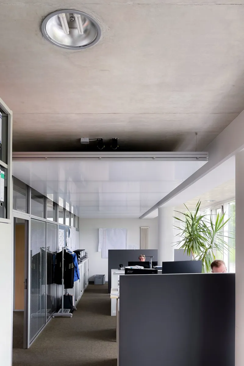 Junk & Reich Architekten: Projektaufnahme mit interpanel Deckensegeln