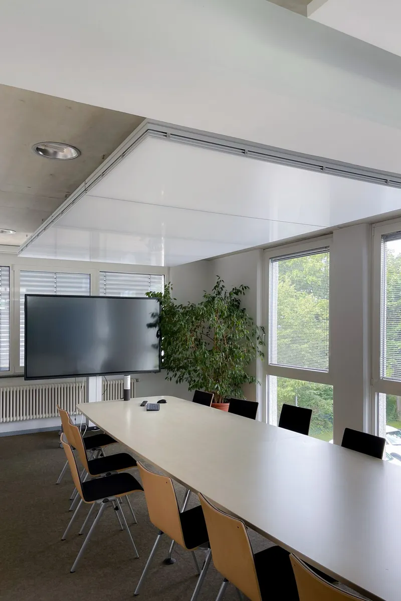 Junk & Reich Architekten: Projektaufnahme mit interpanel Deckensegeln