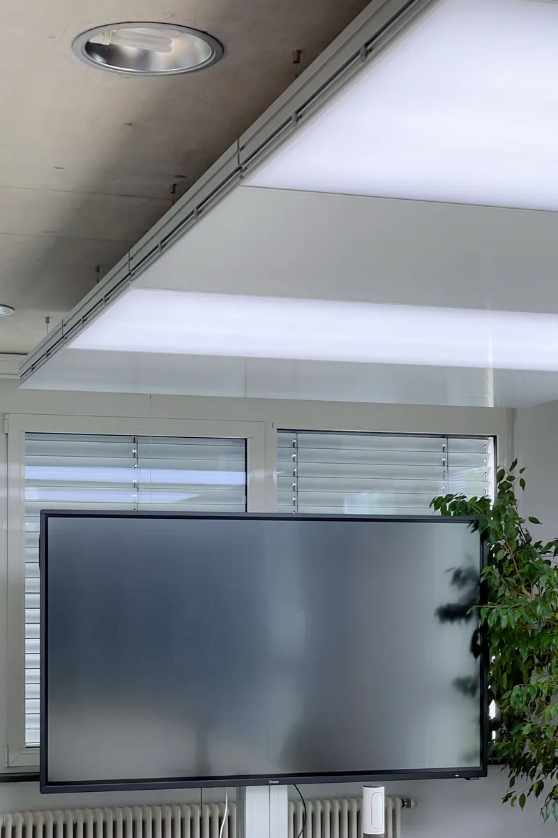 Junk & Reich Architekten: Projektaufnahme mit interpanel Deckensegeln